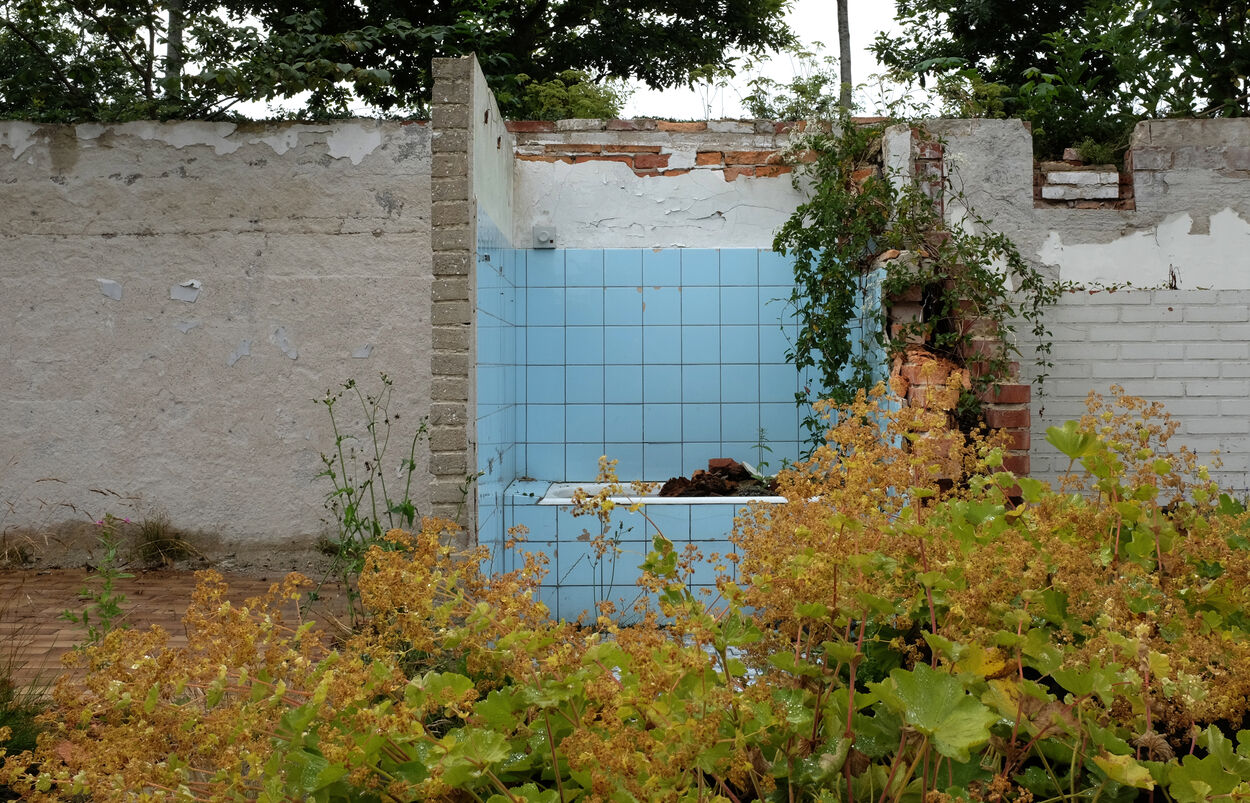The blue bathtub, re-inhabited by the local community, August 2016 (photograph by author).