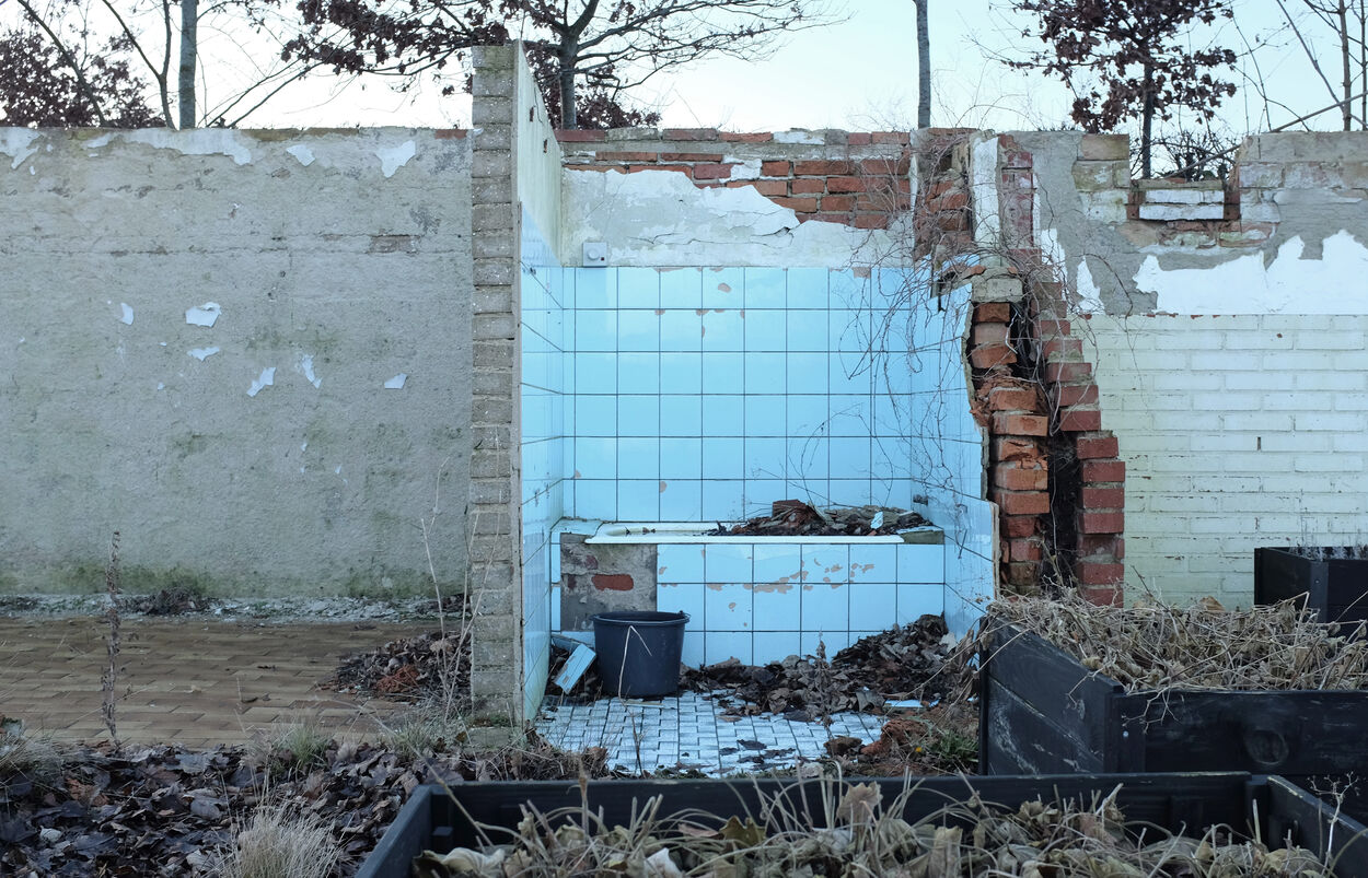 The blue bathtub, January 2017 (photograph by author).