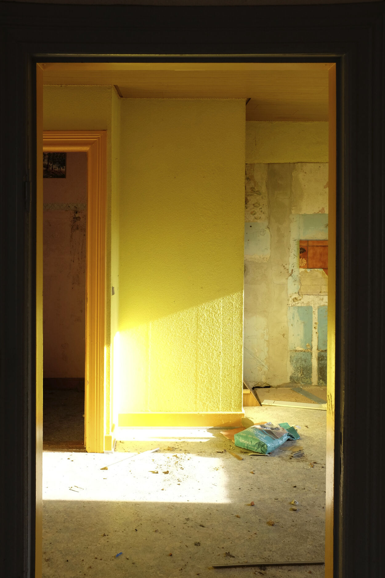 Interior of an abandoned building of the everyday environment, January 2014 (photograph by author).