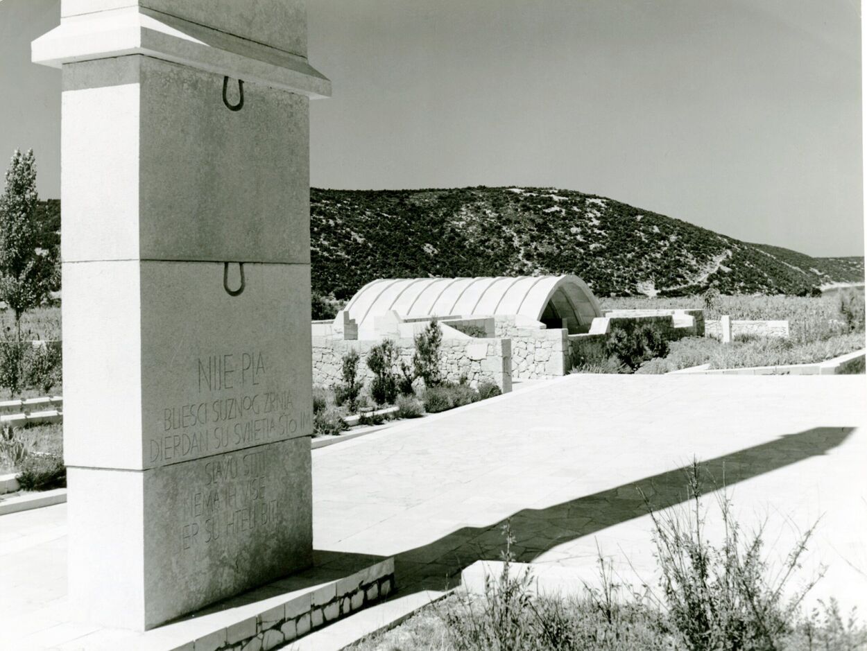 [a] The Rab Memorial Complex, Obelisk, photo Aleš Vodopivec 
[b] The Rab Memorial Complex, Obelisk, photo Vladimir Braco Mušič
[c] The Rab Memorial Complex, Obelisk, photo Aleš Vodopivec
[d] From Auguste Choisy. Historie de l‘ architecture.
p. 274