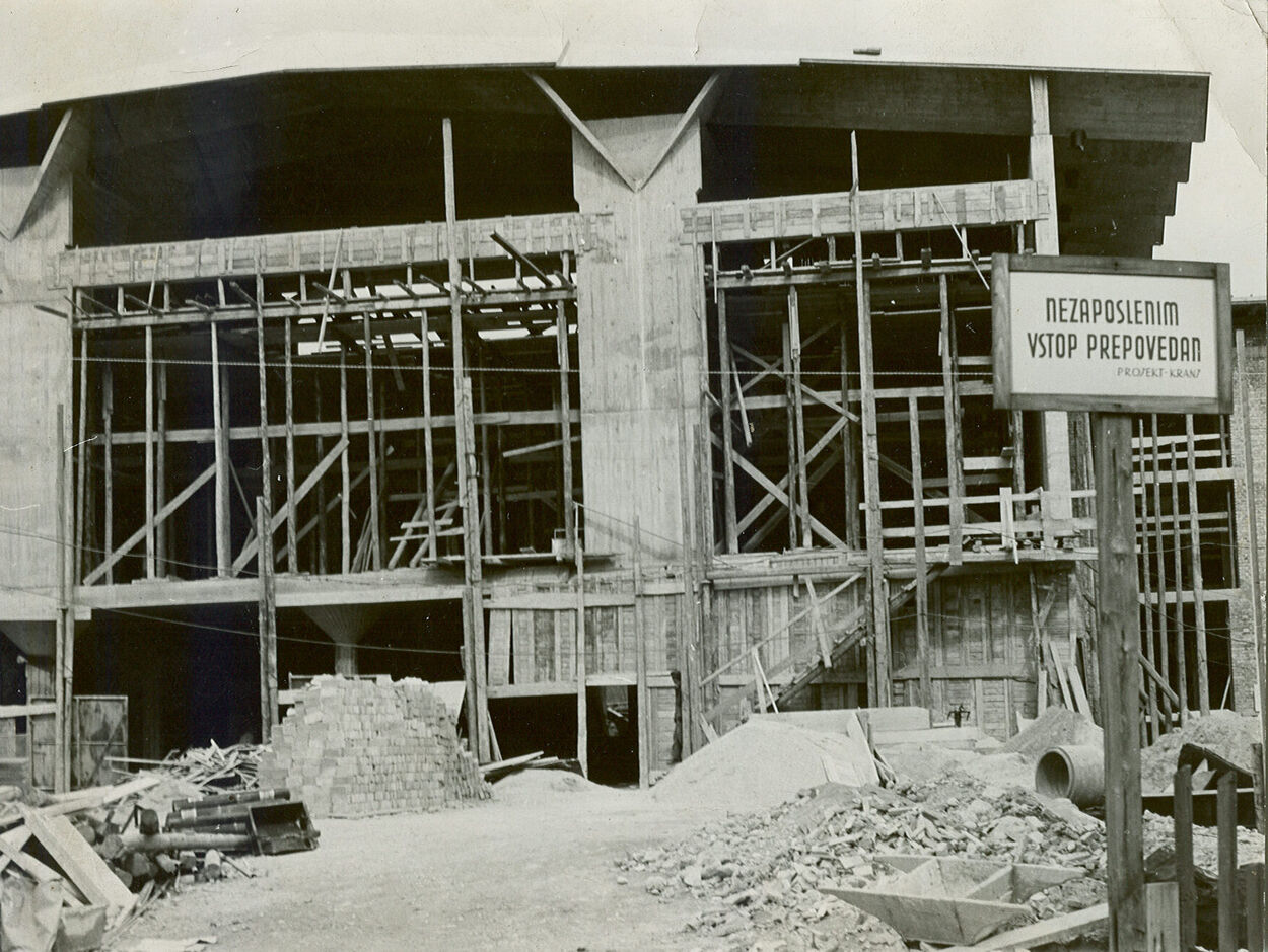 [a] The Municipality Building, Kranj, Miran Kambič
[b] The Municipality Building, under construction
[c] The Municipality Building, detail, photo Miran Kambič
[d] From Auguste Choisy. Historie de l‘ architecture. p. 280
[e] The Municipality Building, photo Janez Kališnik