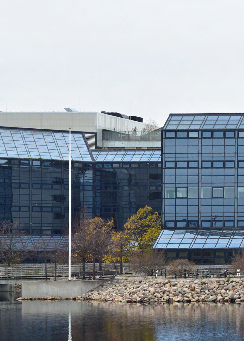 Left: Nauticon’s blue-toned glass facade and significantly shaped volumes towards the water. Right: Section of the concrete facade facing the neighboring buildings. © Trine Junker Rasmussen, Amalie Skjellerup Bang, Katrine Elbæk Ditlev.