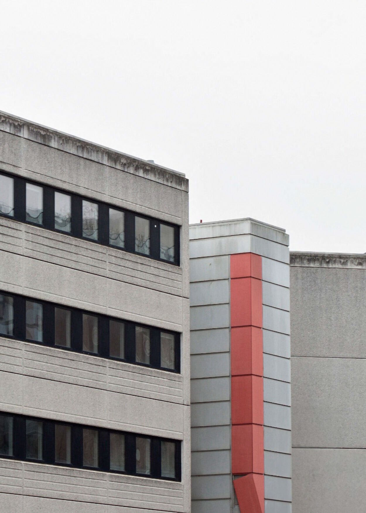 Left: Nauticon’s blue-toned glass facade and significantly shaped volumes towards the water. Right: Section of the concrete facade facing the neighboring buildings. © Trine Junker Rasmussen, Amalie Skjellerup Bang, Katrine Elbæk Ditlev.