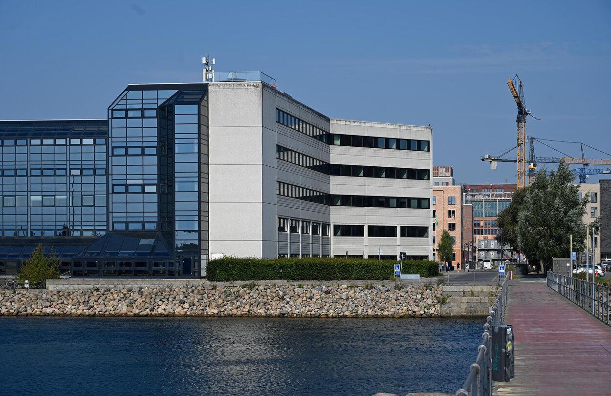 Nauticon’s contrasting facades and the new developed residential area behind.© Martin Toft Burchardi Bendtsen. Photo not edited and downloaded from https://www.arkitekturbilleder.dk/bygning/nauticon.