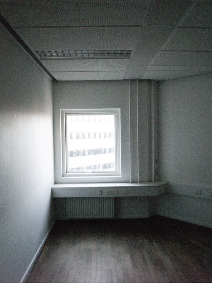 Limited daylight and visual connection to the outside. Left: Window in concrete facade. © Amalie Westh Bennetzen. Right: Window in glazed facade with its dominant horizontal lintel. © Magnus Reffs Kramhøft