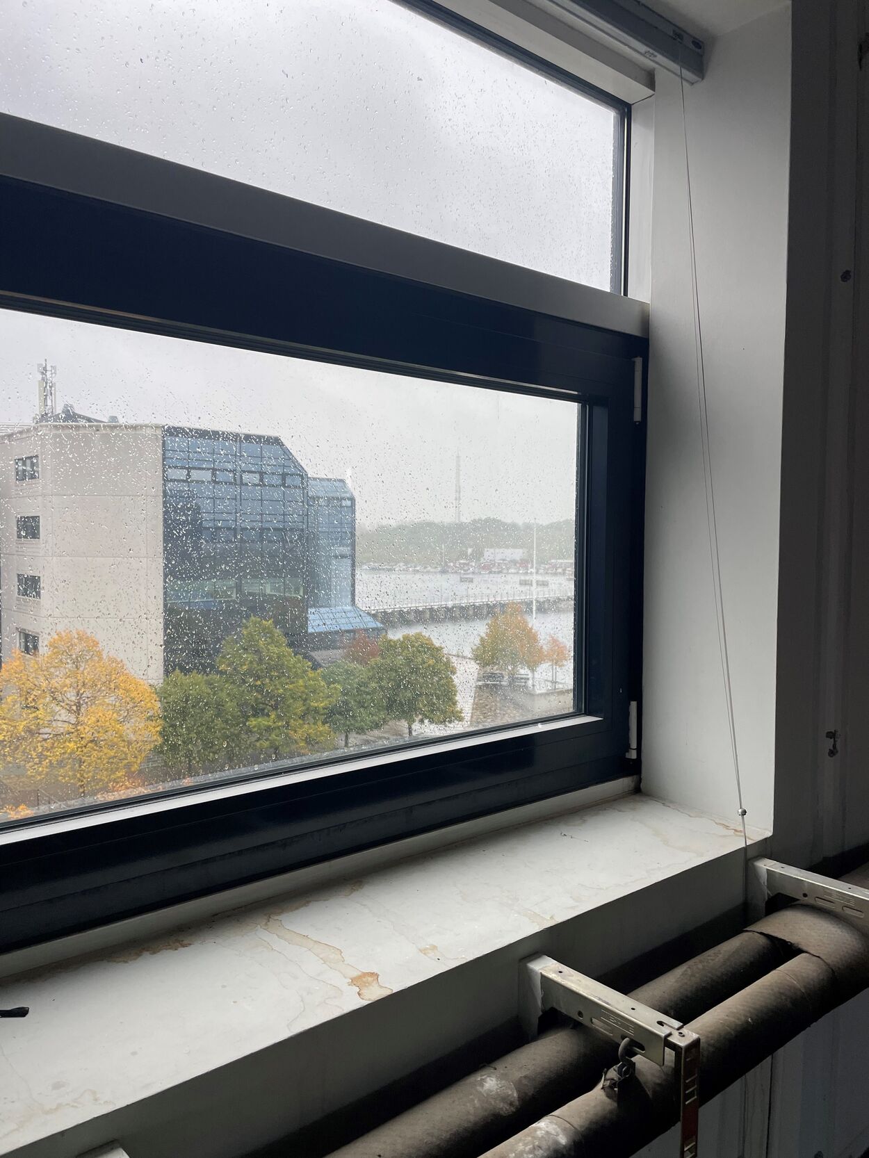 Limited daylight and visual connection to the outside. Left: Window in concrete facade. © Amalie Westh Bennetzen. Right: Window in glazed facade with its dominant horizontal lintel. © Magnus Reffs Kramhøft