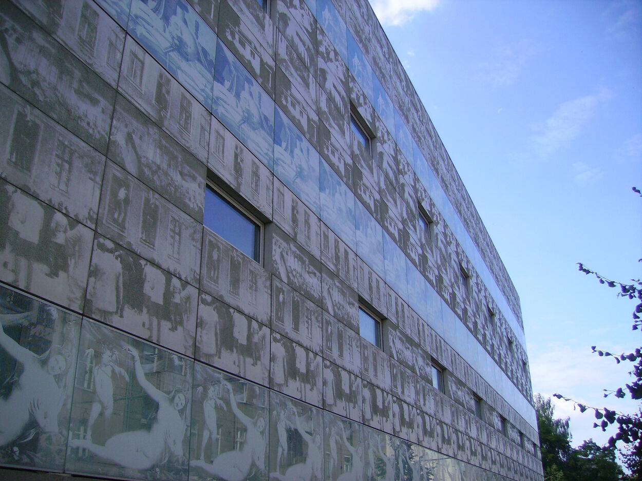 Herzog and De Meuron, West-north-western view of the library of the Eberswalde University for Sustainable Development in Eberswalde, Eberswalde municipality, Barnim district, Brandenburg state, Germany 2005. CC BY-SA 4.0, (Photo: KAORYK)