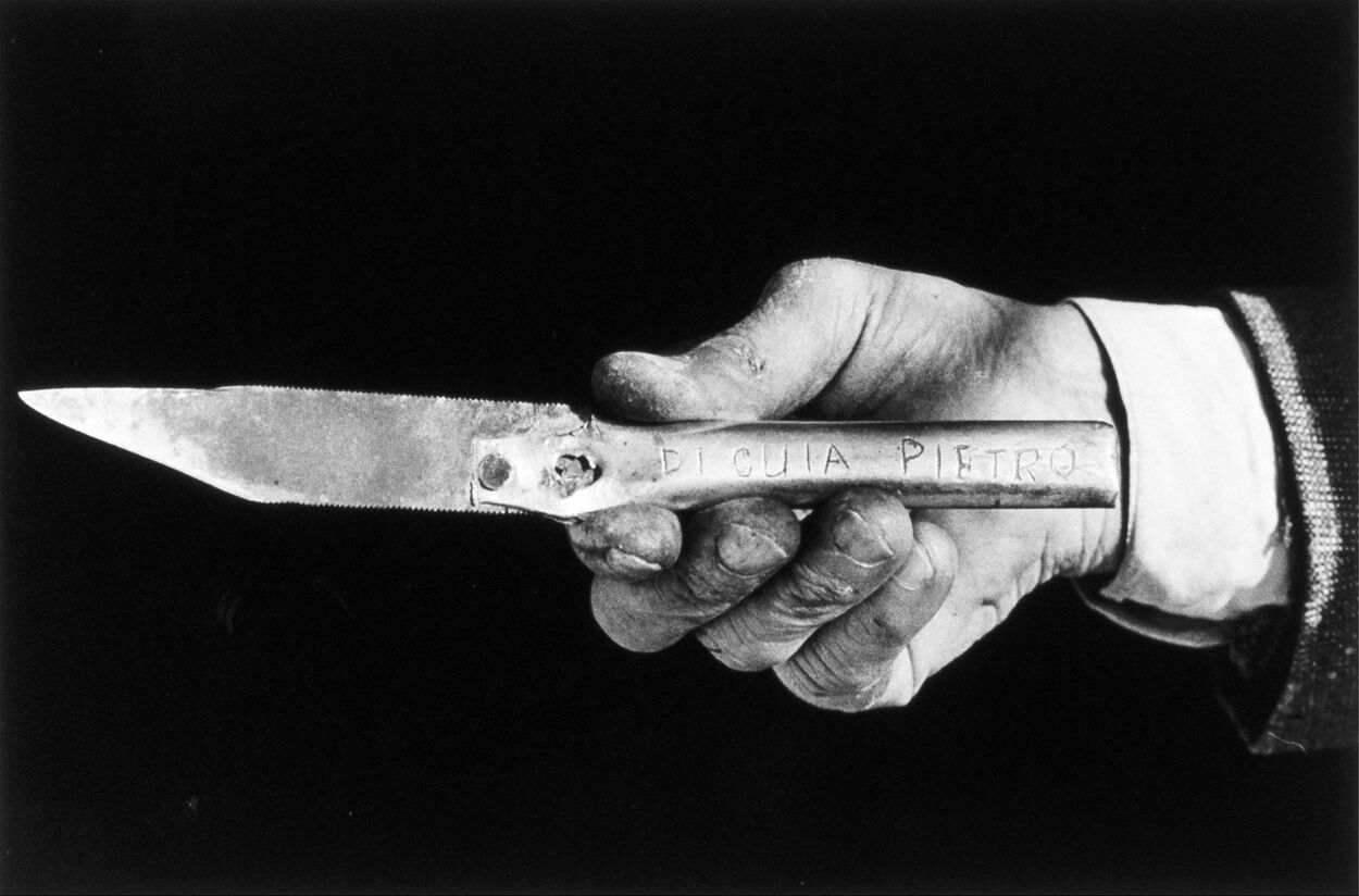 Mario Cresci: Uno di coltelli da lavoro di Pietro Di Cuia, 1978.
 Source: Mario Cresci.