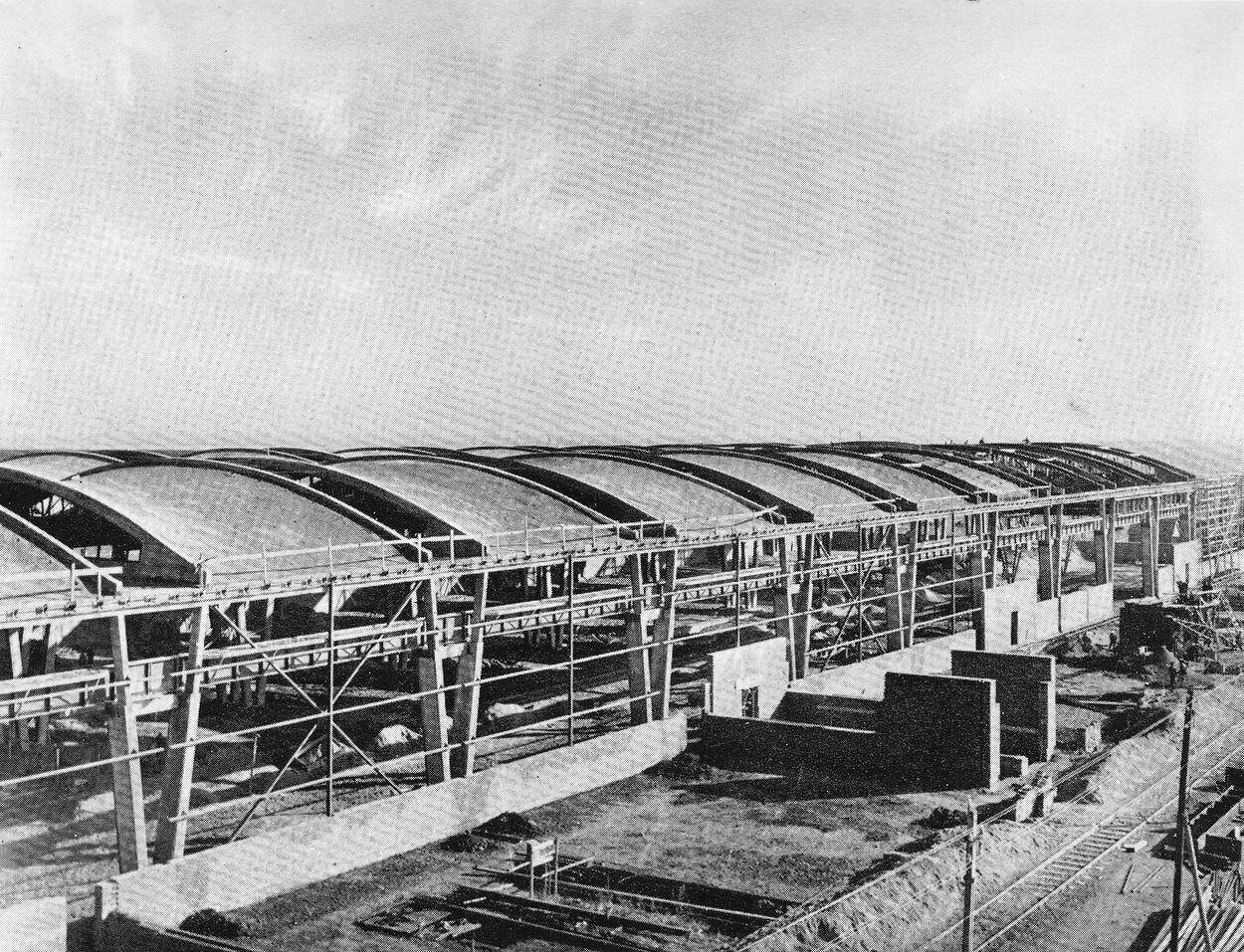 KÖFÉM Factory, second phase, shell roofing. The design accentuates the uninterrupted horizontal joint between wall and roof, despite the segmented shell roofing.