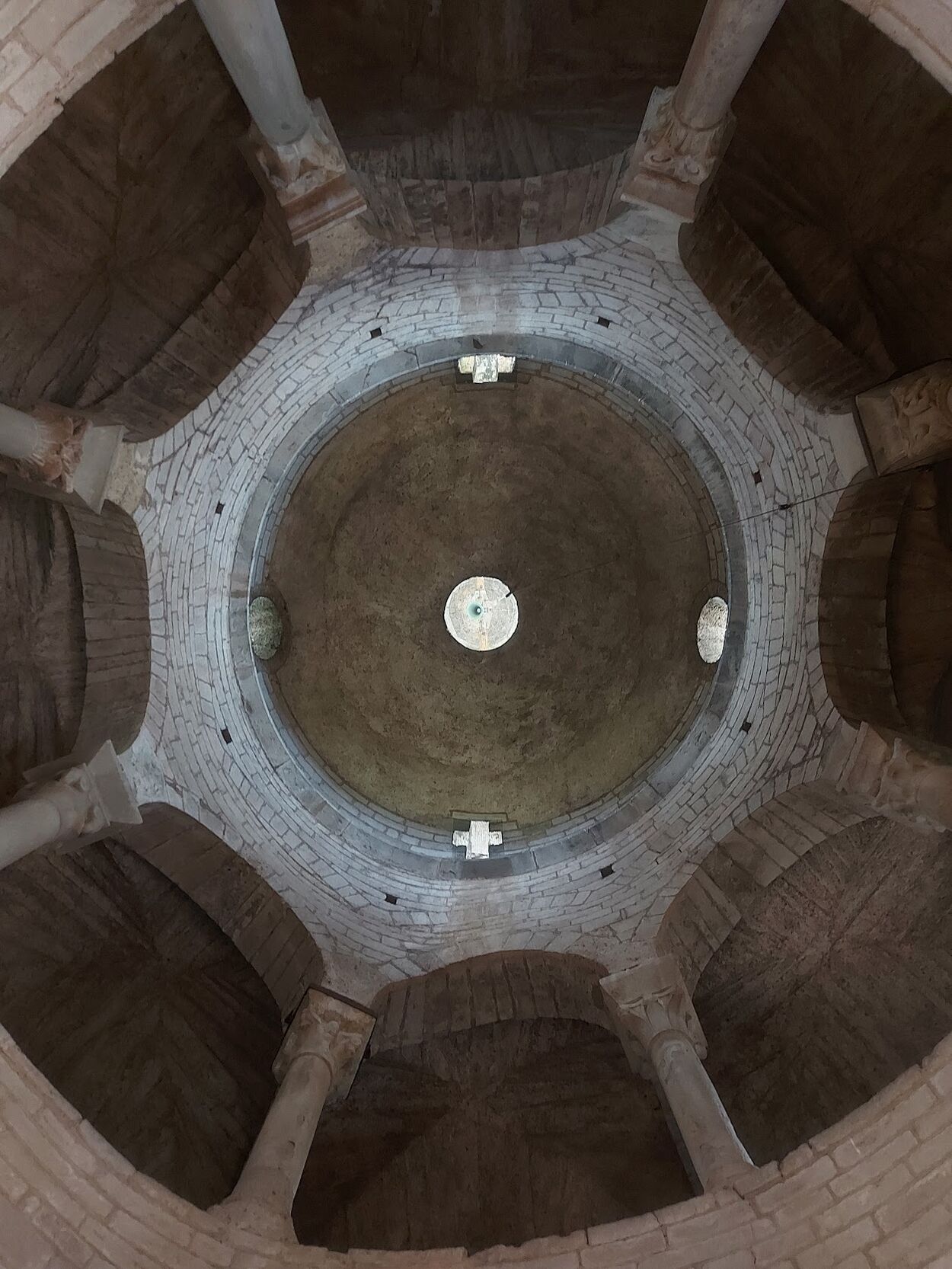 Dome, Rotunda di San Tomé, showing the clerestory openings