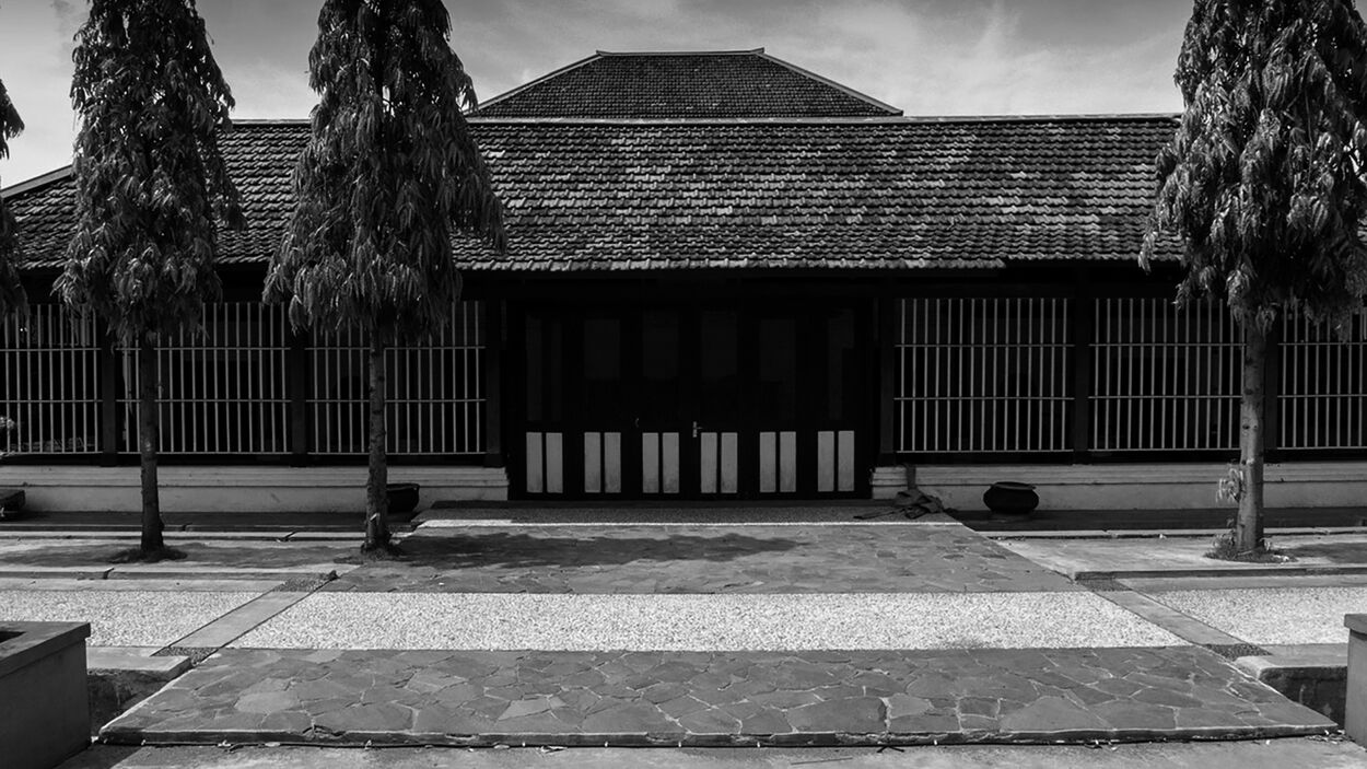 The main entrance to the Sobokarti Theatre, Semarang, as seen in 2103. Source: Author. 