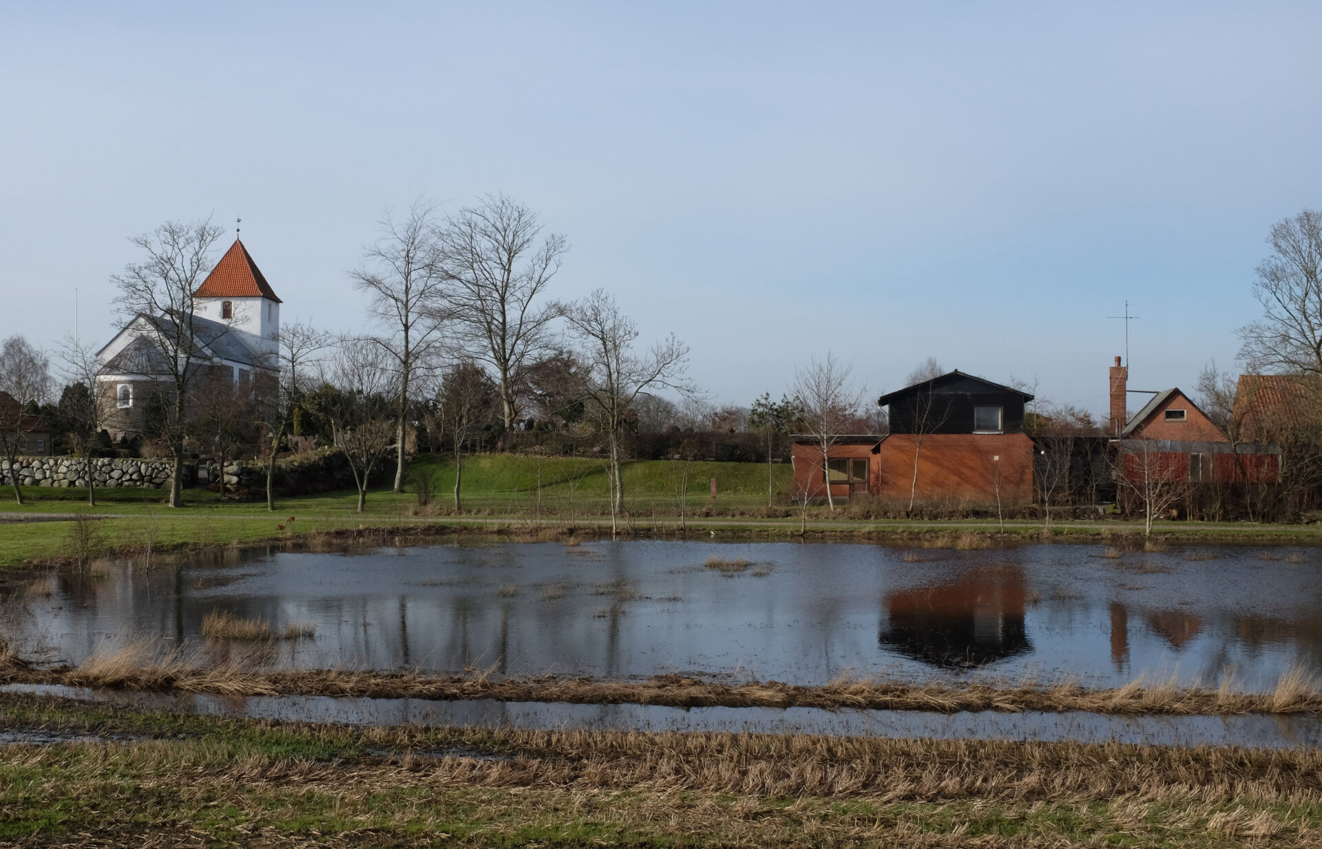 The former sexton’s abandoned residence prior to the transformation, January 2014 (photograph by author).