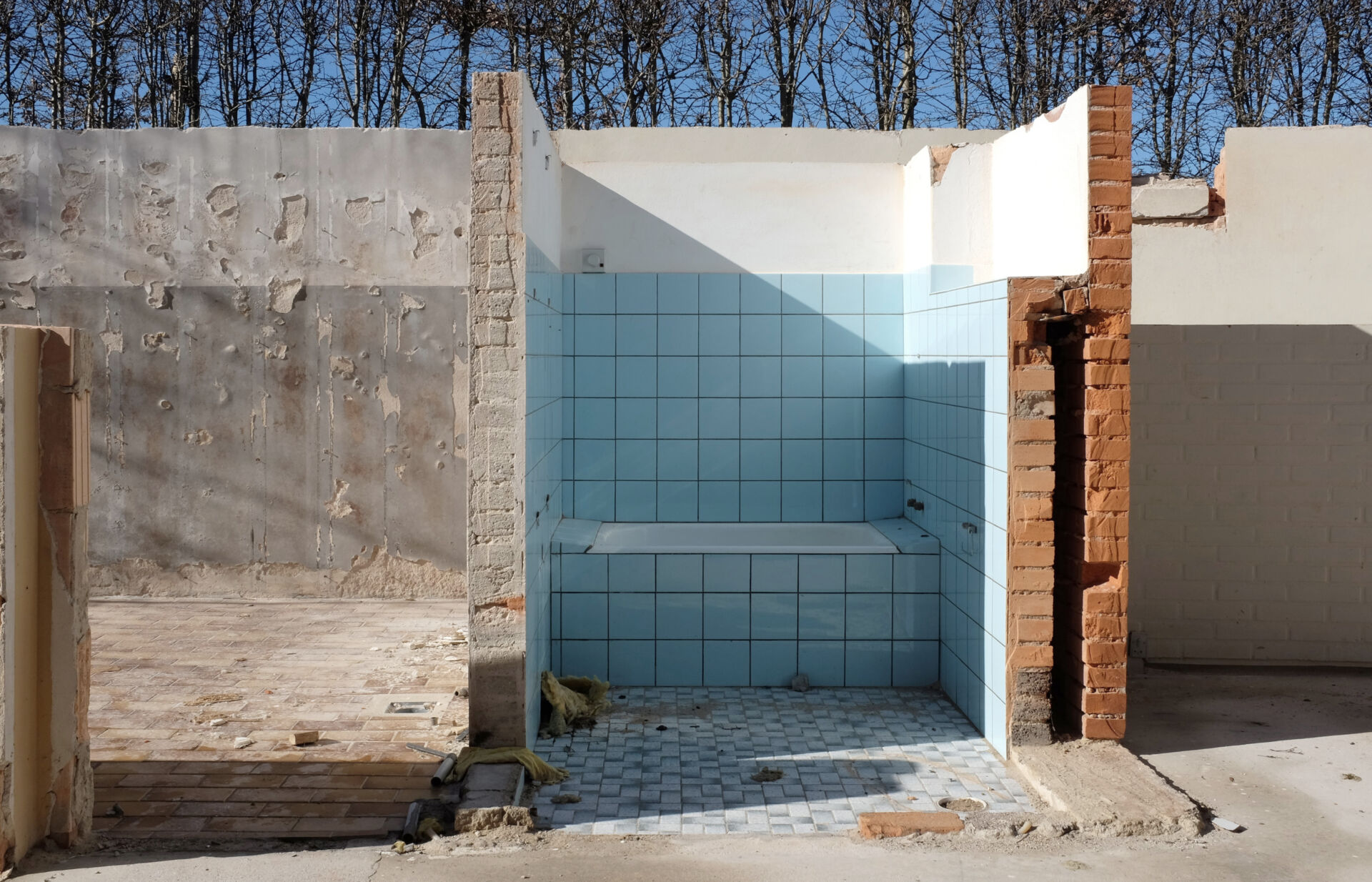 The blue bathtub, less than a month after the implementation, April 2014 (photograph by author).