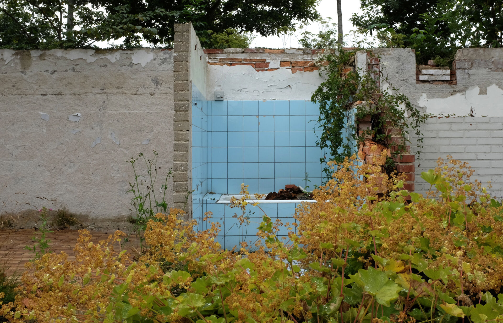 The blue bathtub, re-inhabited by the local community, August 2016 (photograph by author).