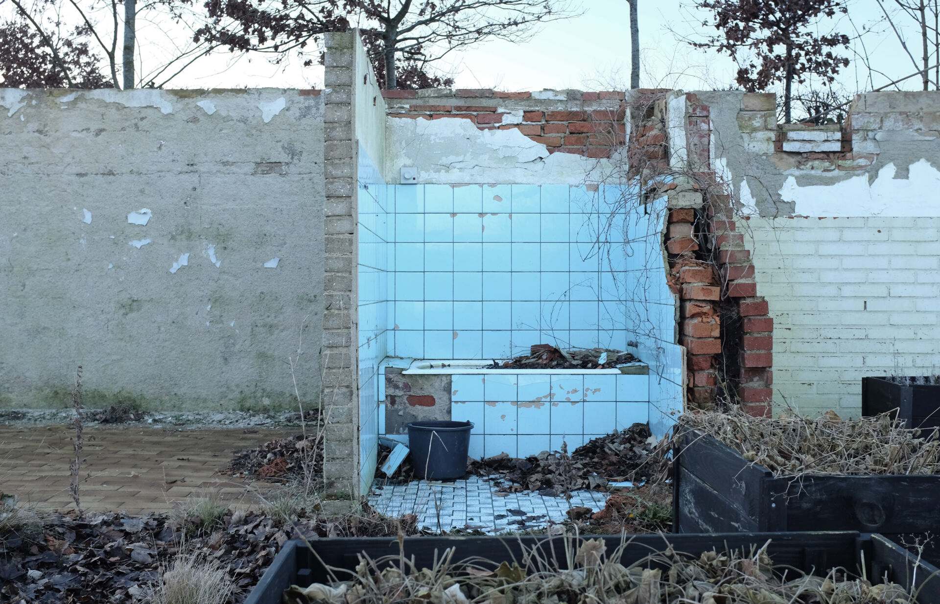 The blue bathtub, January 2017 (photograph by author).