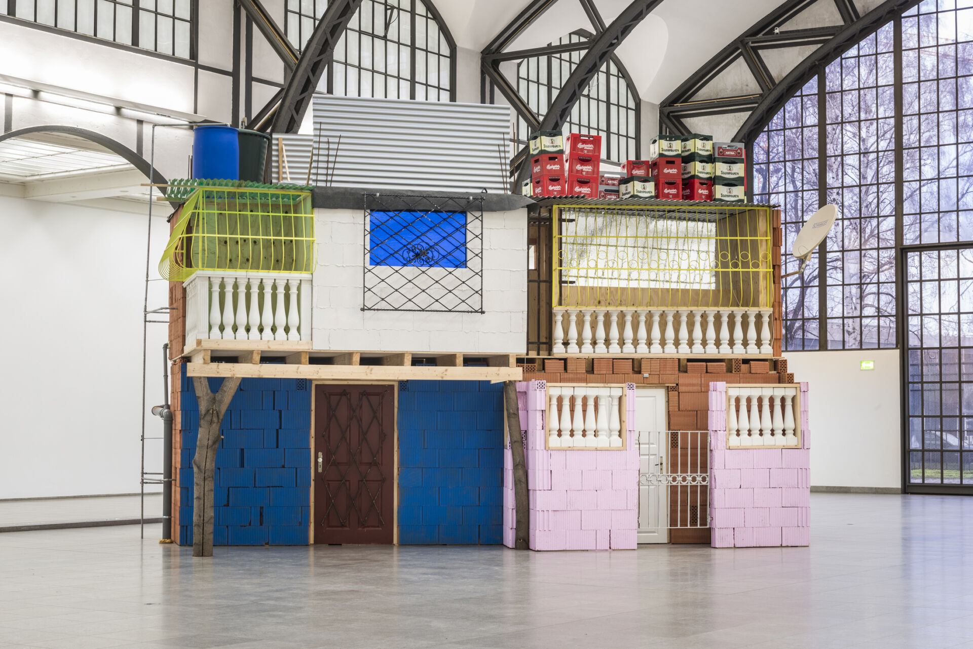 Marjetica Potrč. Caracas: Growing Houses
(2012), Staatliche Museen zu Berlin, Nationalgalerie; 2013 purchased by the Stiftung des Vereins der Freunde der Nationalgalerie für zeitgenössische Kunst © Staatliche Museen zu Berlin, Nationalgalerie / Jan Windszus (courtesy the Staatliche Museen zu Berlin, Nationalgalerie)