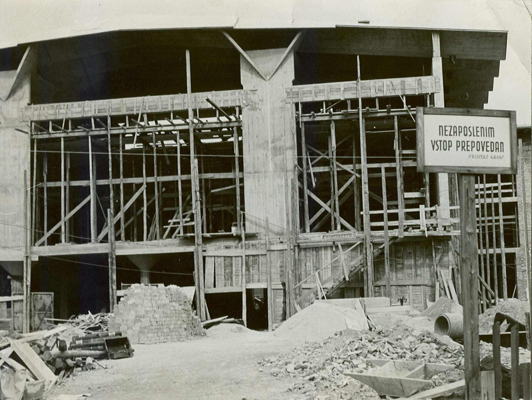 [a] The Municipality Building, Kranj, Miran Kambič
[b] The Municipality Building, under construction
[c] The Municipality Building, detail, photo Miran Kambič
[d] From Auguste Choisy. Historie de l‘ architecture. p. 280
[e] The Municipality Building, photo Janez Kališnik