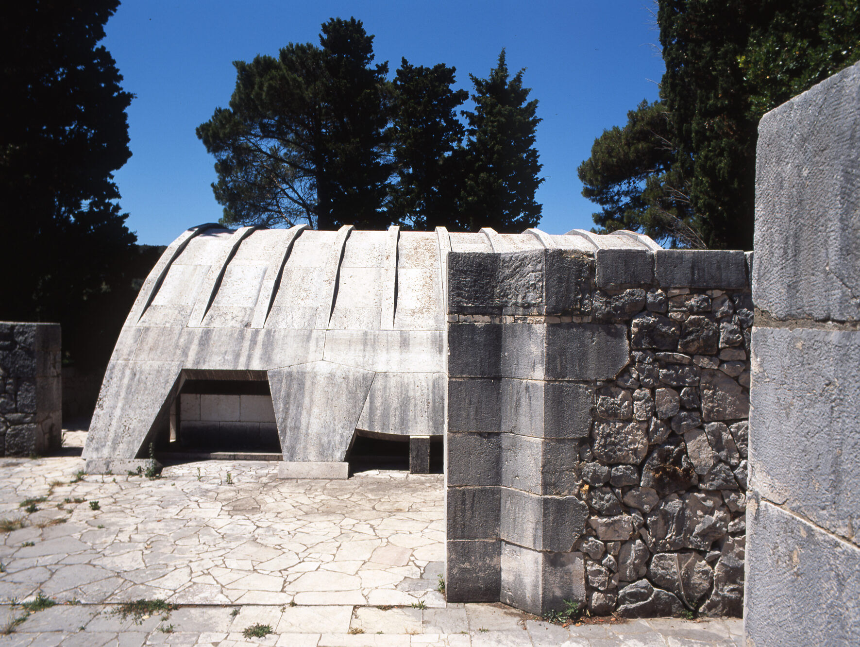 [a] The Rab Memorial Complex, Museum, photo Vladimir Braco Mušič
[b] The Rab Memorial Complex, Museum, photo Miran Kambič
[cd] The Rab Memorial Complex, Museum, photo Aleš Vodopivec
[e] The Rab Memorial Complex, Museum, photo Vladimir Braco Mušič