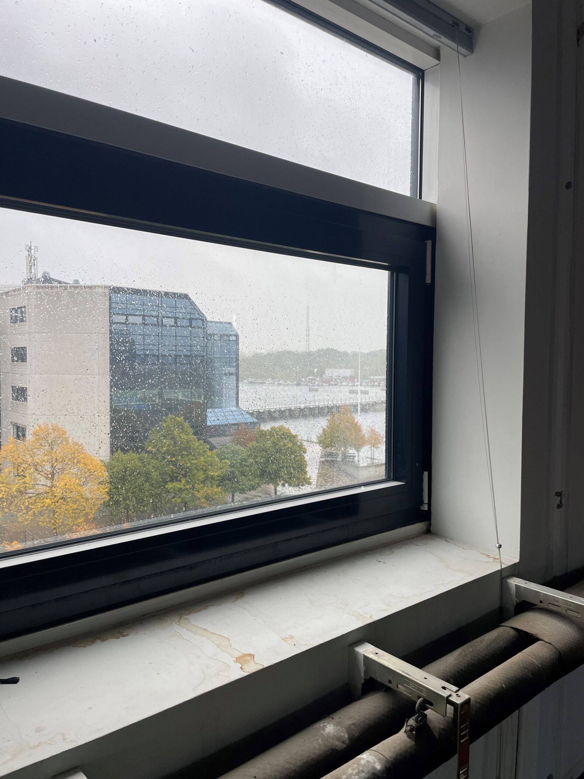Limited daylight and visual connection to the outside. Left: Window in concrete facade. © Amalie Westh Bennetzen. Right: Window in glazed facade with its dominant horizontal lintel. © Magnus Reffs Kramhøft