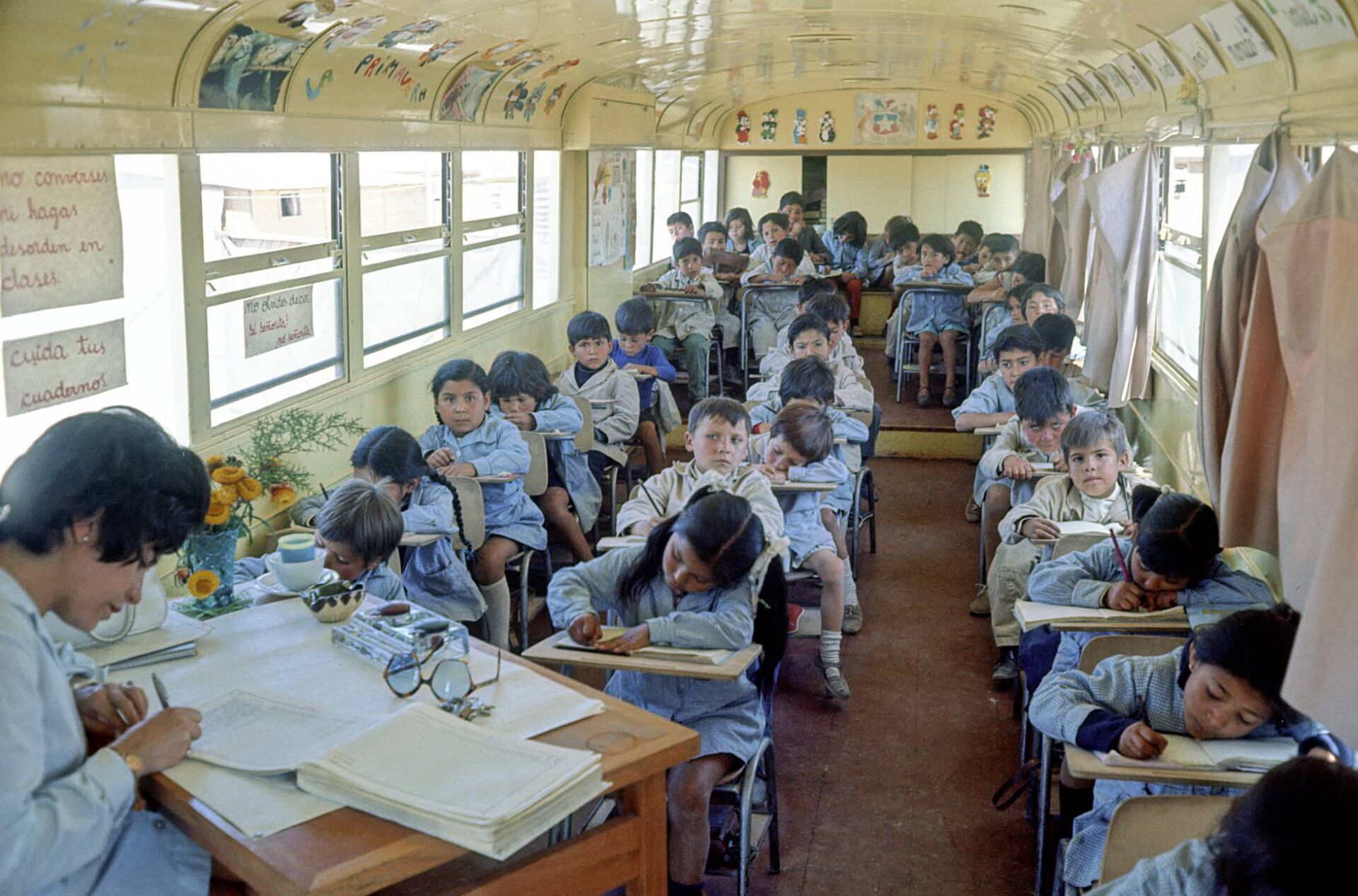 Bus-Aula interior Uncertain origin. 
Available at: Santiago Nostalgico, https://www.flickr.com/photos/stgonostalgico/48027916117/.