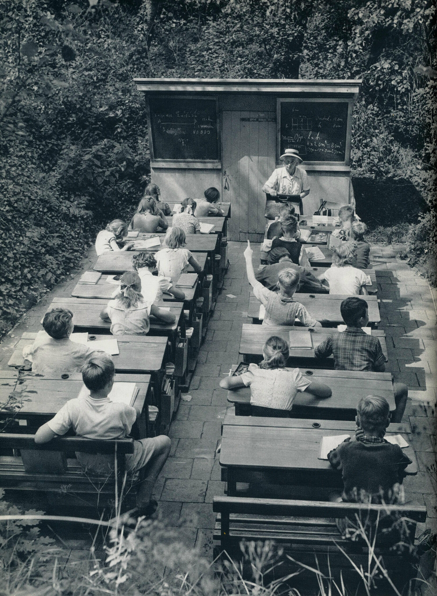 Open school in The Netherlands 1956. 
Available at: https://www.messynessychic.com/2016/03/15/classrooms-without-walls-a-forgotten-age-of-open-air-schools/.