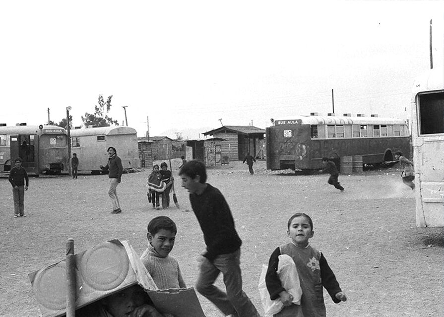 The school out of bus-classroom. 
See: Amy Conger, Bienvenido a Nueva Habana, Santiago de Chile 1972–1973 (Colorado: Nolvido Press, 2010).
