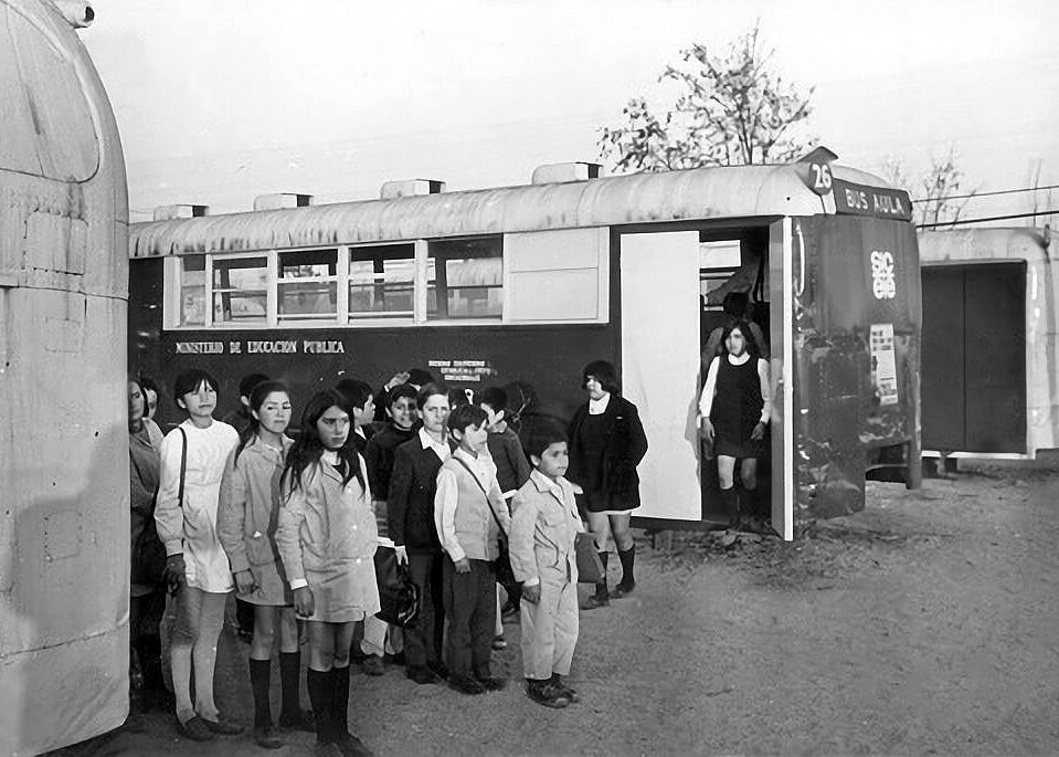The school out of bus-classroom. 
See: Amy Conger, Bienvenido a Nueva Habana, Santiago de Chile 1972–1973 (Colorado: Nolvido Press, 2010).