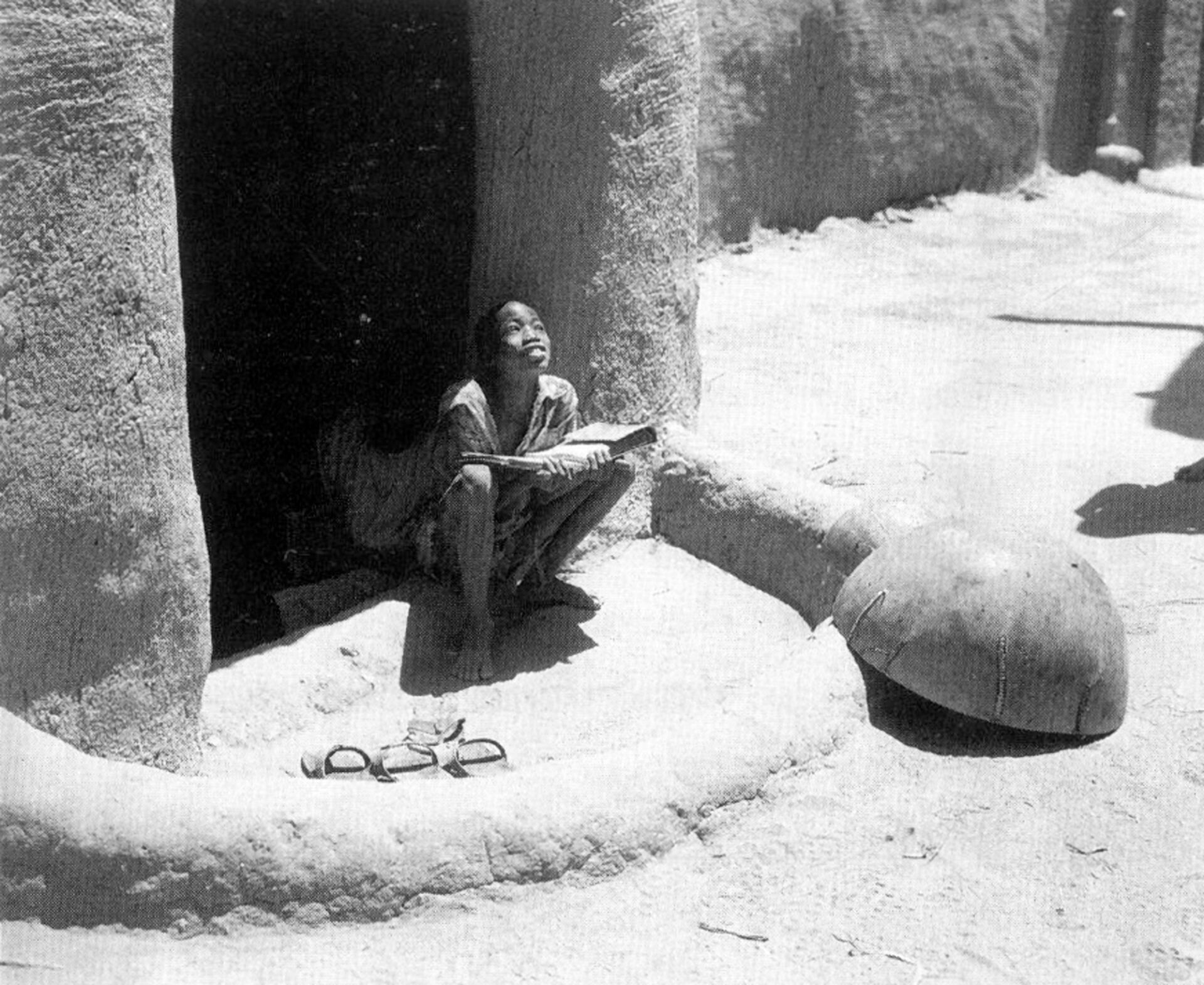 Entrance of a House in Djenne, photo taken by Aldo van Eyck, 1960 (first published in Forum 1959-63)