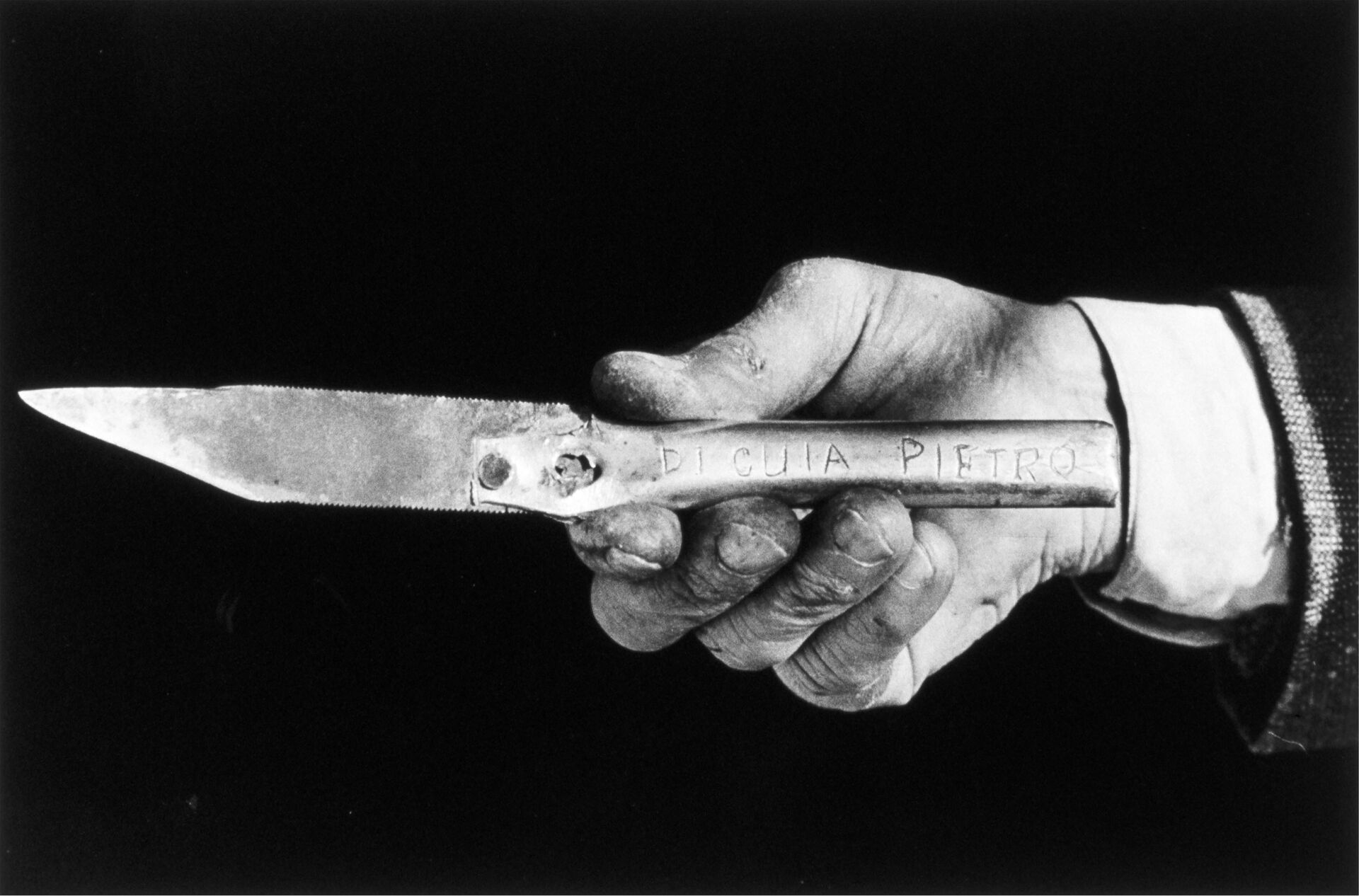 Mario Cresci: Uno di coltelli da lavoro di Pietro Di Cuia, 1978.
 Source: Mario Cresci.