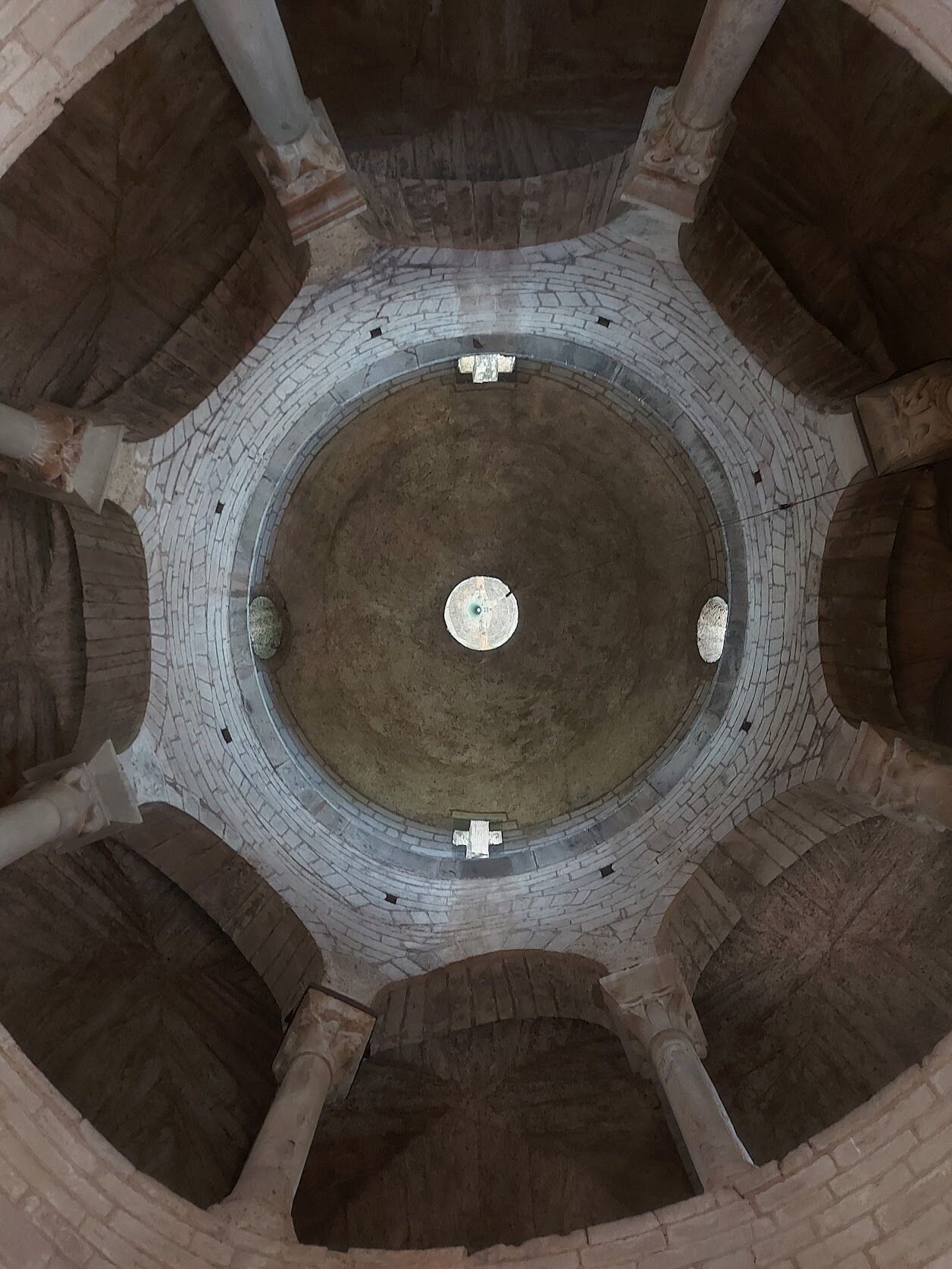 Dome, Rotunda di San Tomé, showing the clerestory openings