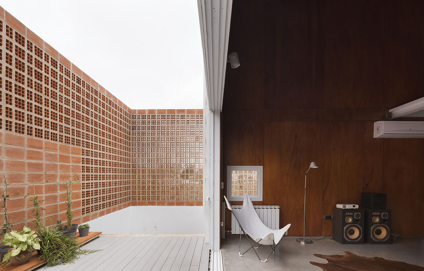 Augustín Berzero’s house in Córdoba, Argentina showing cut thermal blocks to make thin screen. Photo courtesy of Federico Cairoli.
