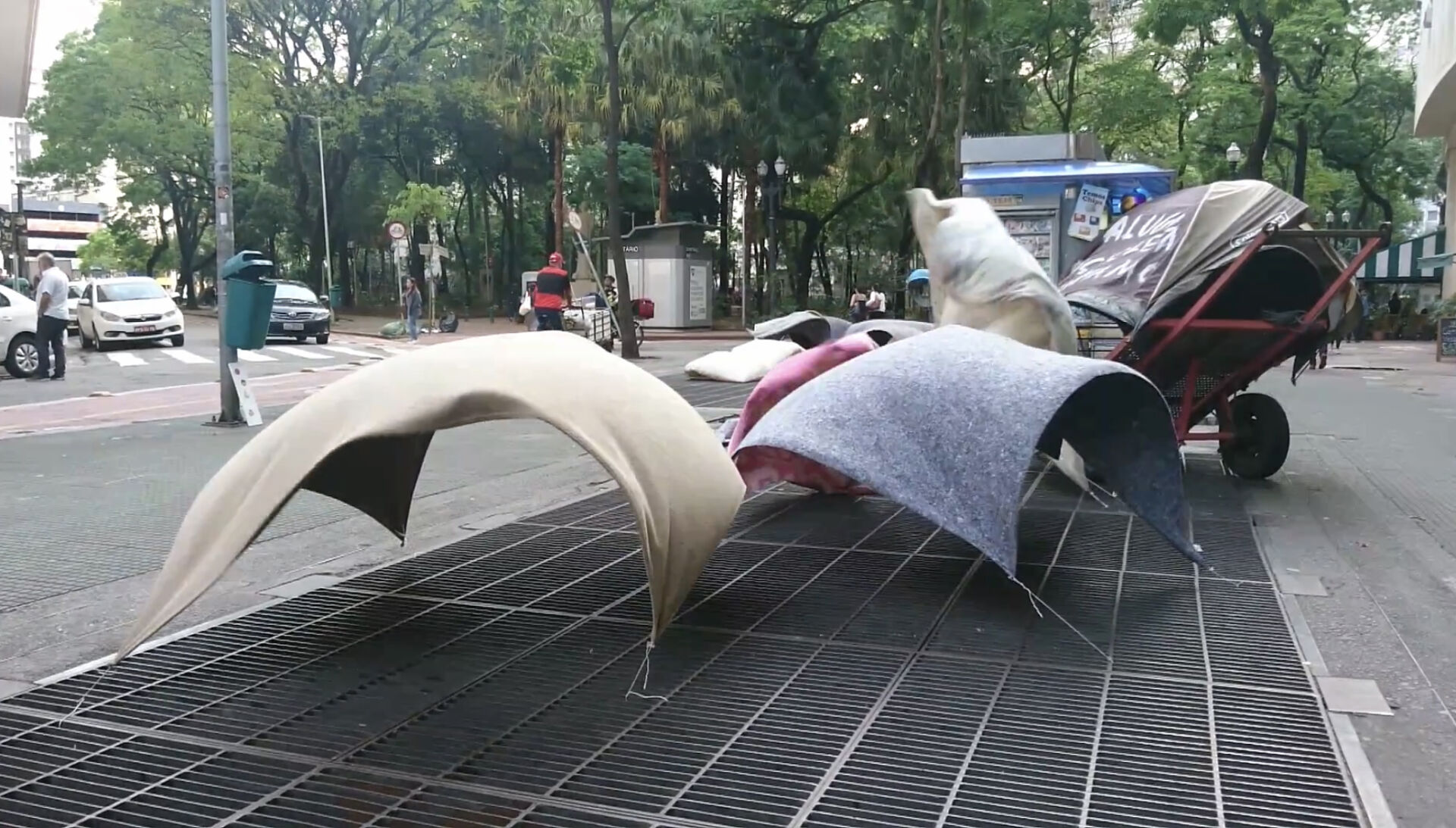 Housless people drying clothes in metro ventilation grills. Photo courtesy of vão.