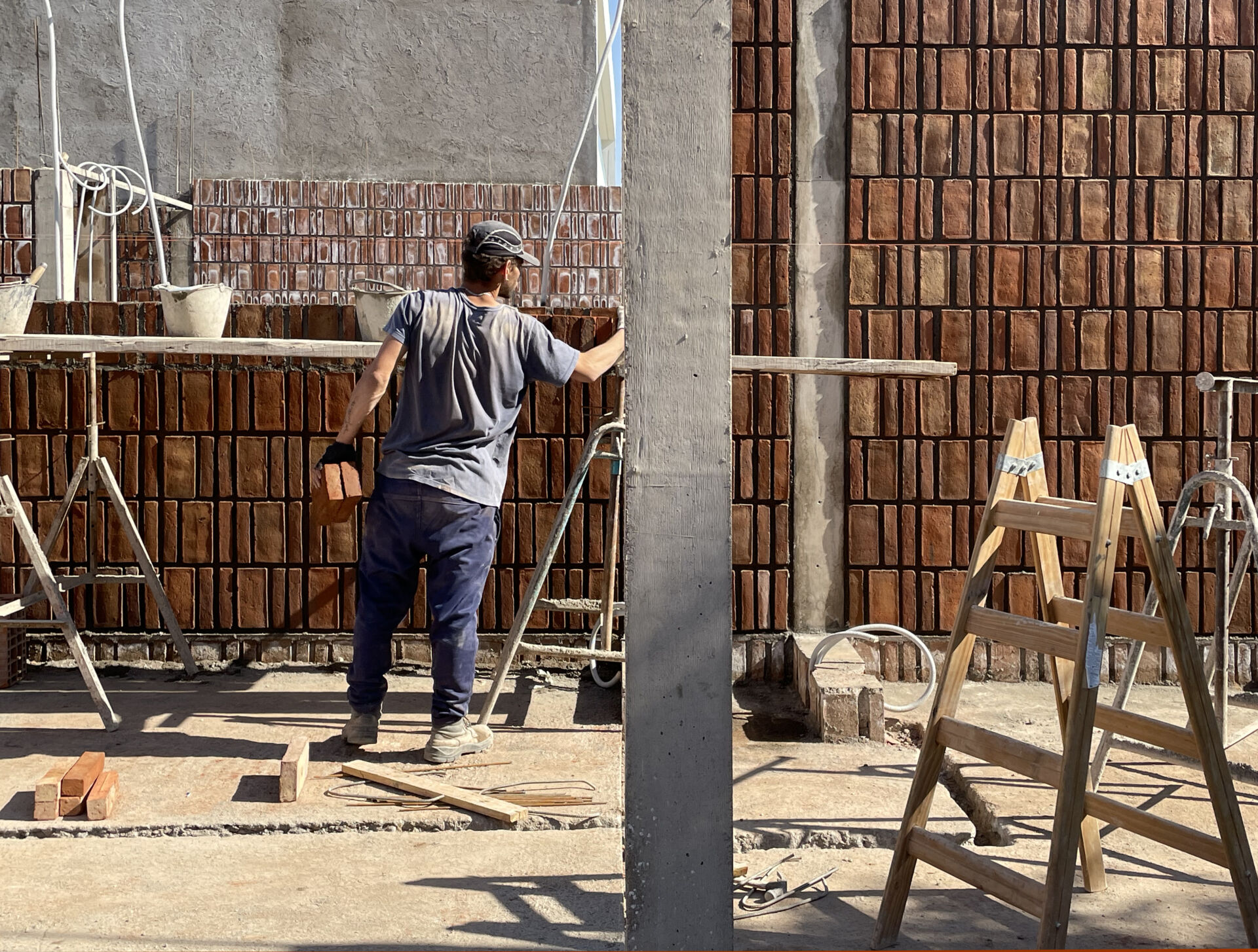 Brick walls showing vertical bonding and concrete columns of Tres Casas in Córdoba, Argentina by Agustín Berzero. Photo courtesy of Agustín Berzero.