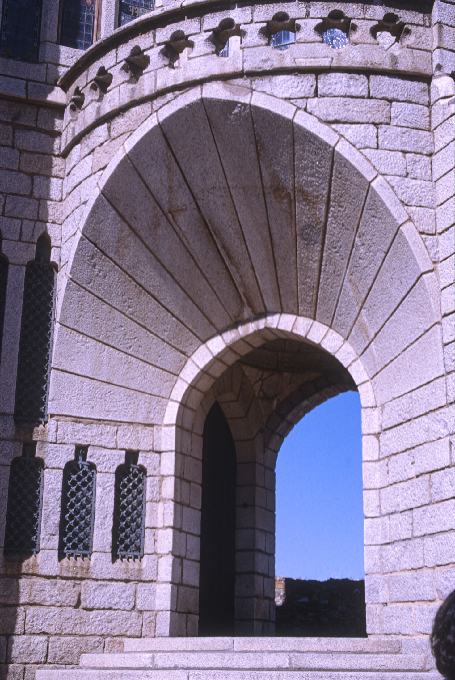 Antoni Gaudí, Palacio Episcopal de Astorga, rere-arch over the main door, 1899-1893. Photograph: José Calvo.